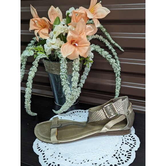 Bandolino Size 7.5 Gold T Strap Sandals - Picture 3 of 6